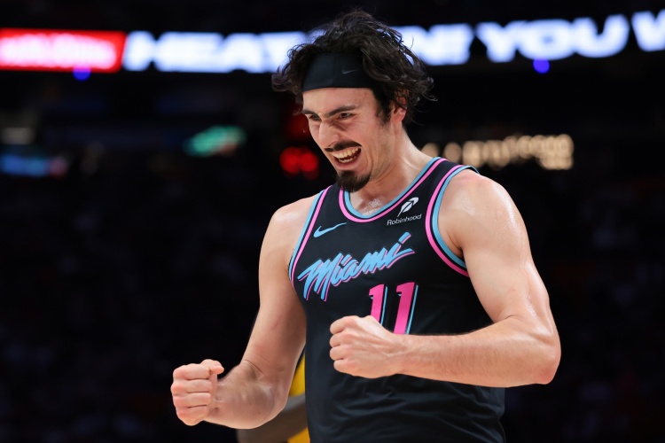 kaiyun-场均16.2分！热火客战公牛 已连续缺席2场的哈克斯大概率出战