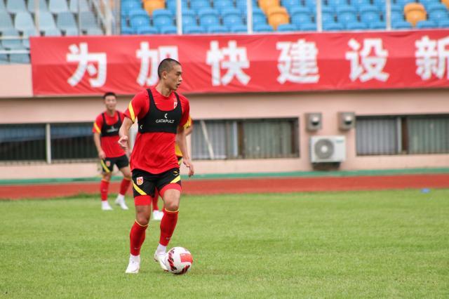 开云-刘若钒归来首日训练主动要球权 扬科维奇巧妙授课