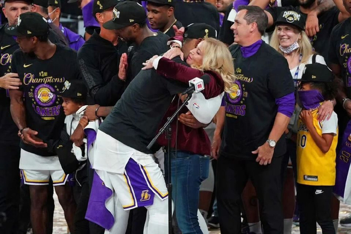 开云APP-害！巴斯家族内斗，詹姆斯无辜躺枪|湖人|珍妮|洛杉矶快船队|洛杉矶湖人队|自由球员_新浪体育_新浪新闻