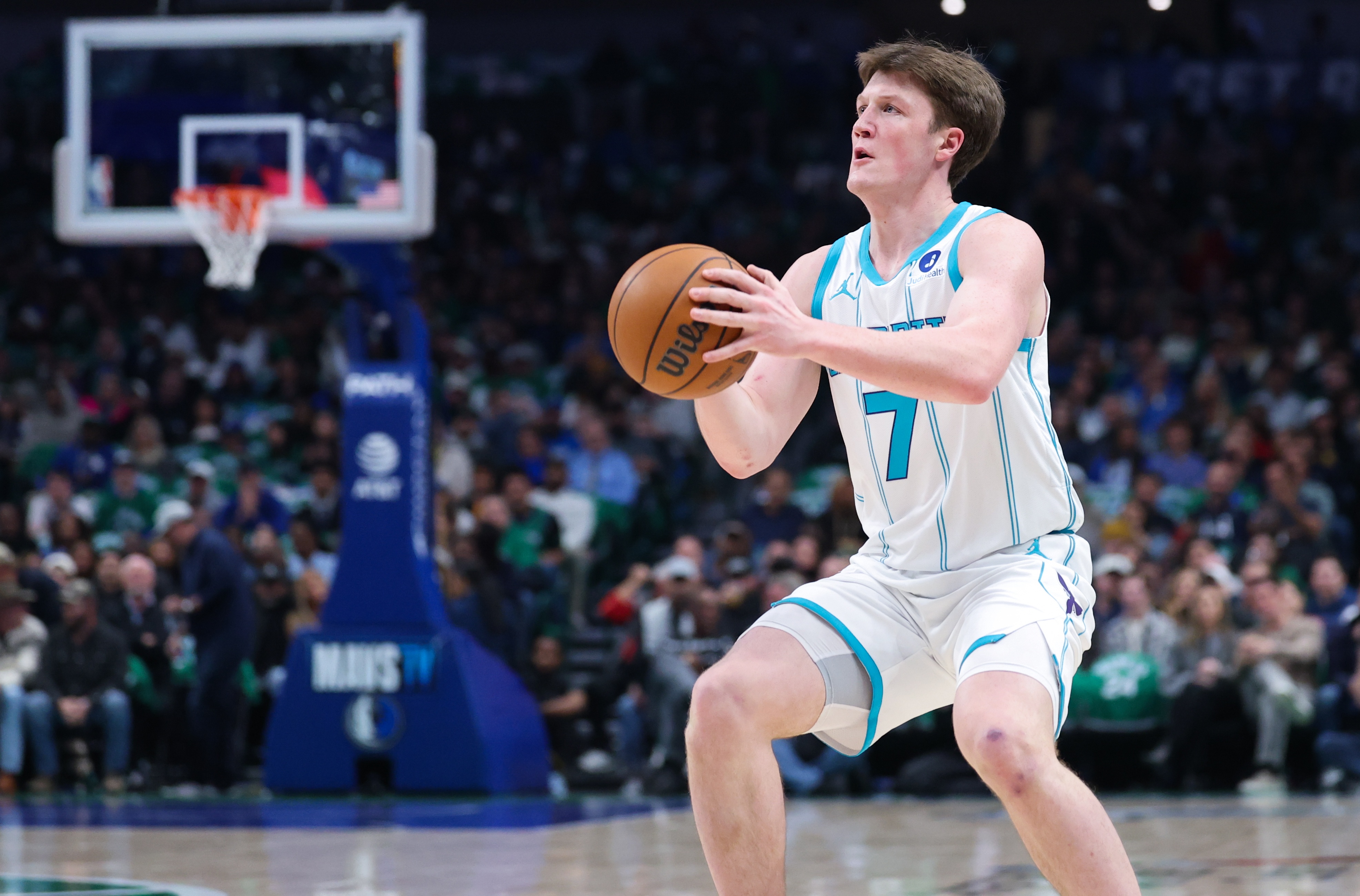 开云官网-调整能力极强！克尼佩尔第三节6中5&amp;三分4中3轰17分 上半场仅2分