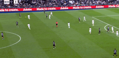 kaiyun-吕迪格庆祝居莱尔进球时拍打皮塔奇头部，导致小将身体一晃